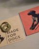 Kleine Hundemarke aus Messing von Made For Dogs. Stillvoll verpackt.